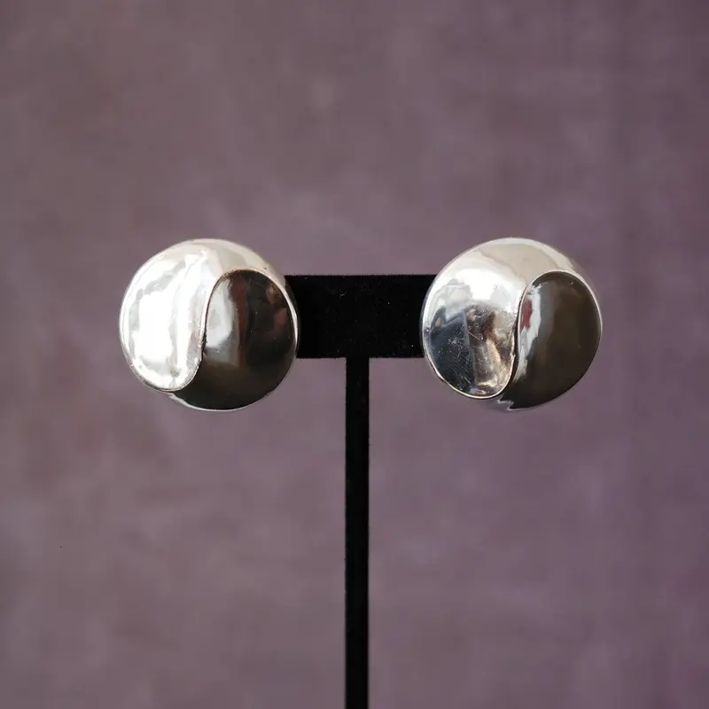 Wave discs ear studs