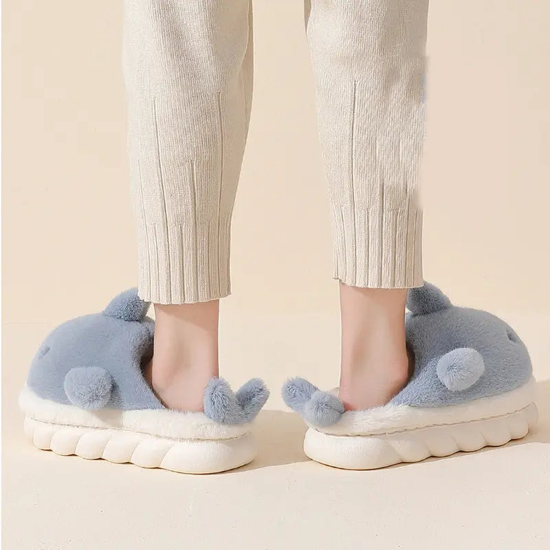 Weiche Plüsch-Hai Hausschuhe - Winterzauber SnugShark