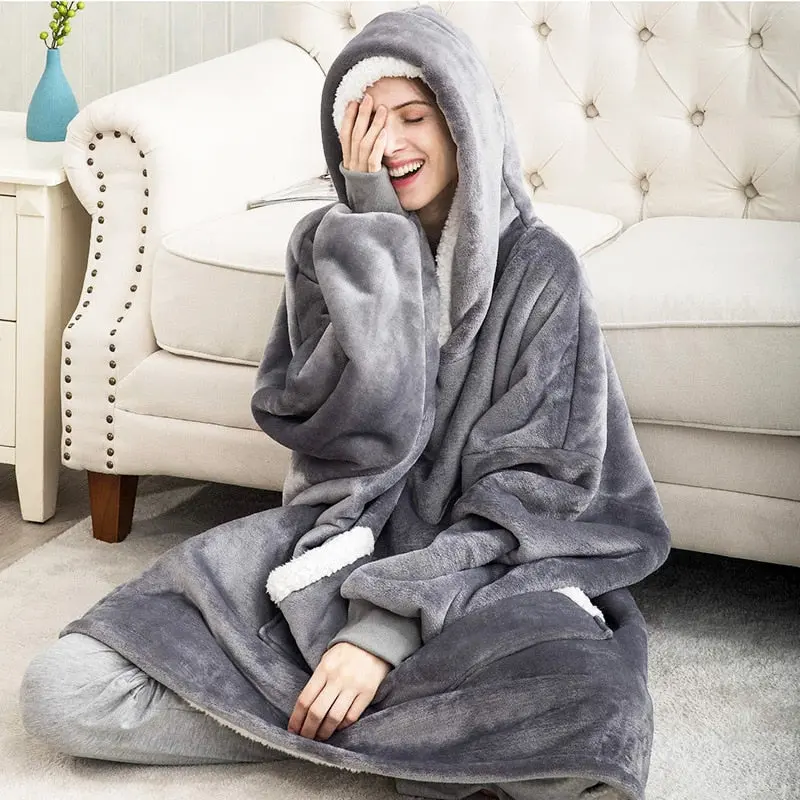 Winter Hoodie & Decke | Kuschelige Kombination aus einem warmen Hoodie und einer gemütlichen Decke in einem!