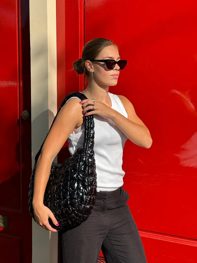 zwarte gewatteerde tas met rits
