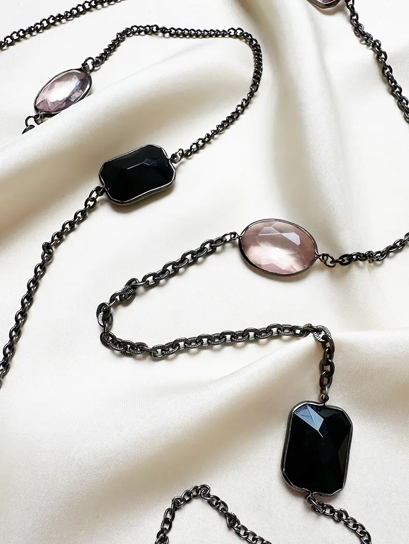 Zwarte lange ketting met stenen