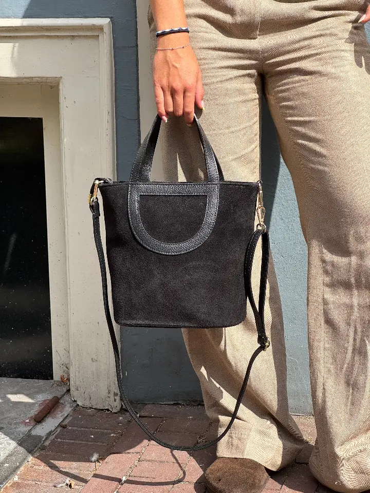 zwarte suede schoudertas