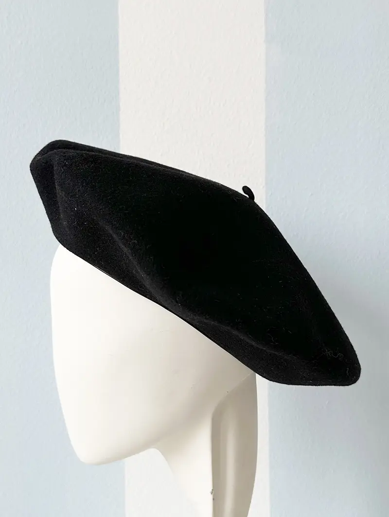 Zwarte wollen baret